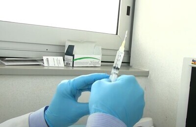 Проведение кодирования Вивитролом в Зее Шприц с Вивитролом в руках у врача